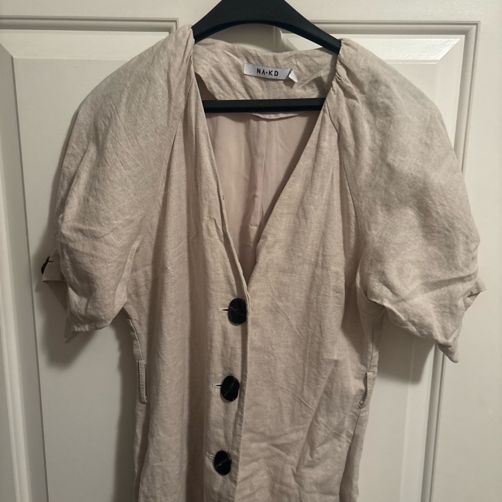 NA-KD BUTTONED LINEN DRESS V-NECK PUFF SLEEVES SAND SIZE SMALL - Picture 3 of 13